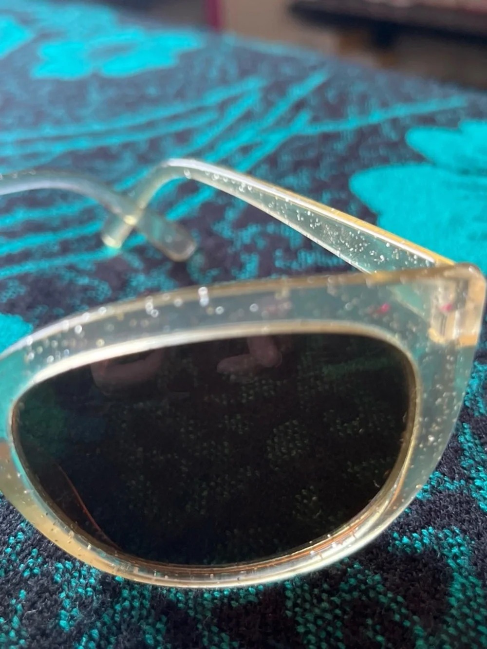 Clear Glitter Cat-Eye Sunglasses - Clear